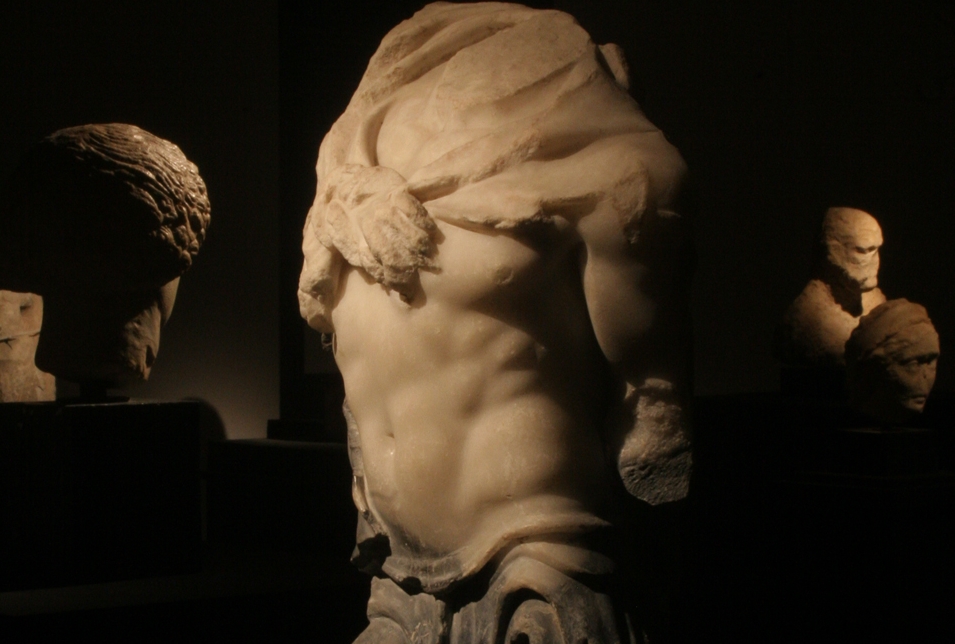 Siyah ve beyaz mermer damarlarının bir arada kullanarak yontulduğu Triton heykeli